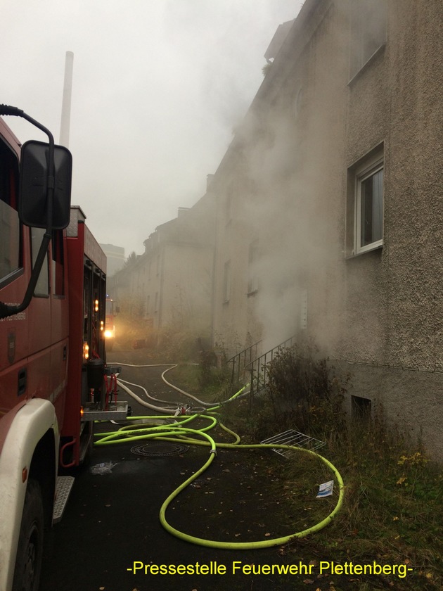 FW-PL: Übung der Feuerwehr Plettenberg unter realistischen Bedingungen in der ehemaligen Wohnsiedlung am Kraftwerk Werdohl-Elverlingsen