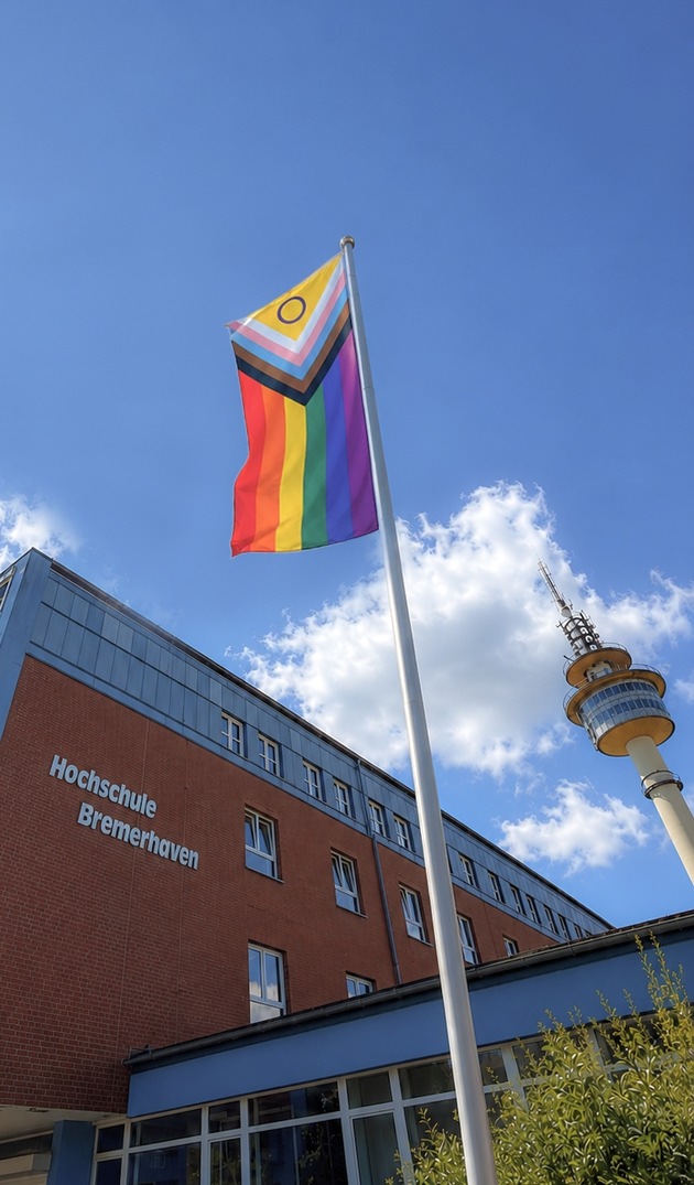 Hochschule Bremerhaven hisst Pride Flagge: Sichtbares Zeichen für Vielfalt, Akzeptanz und Solidarität