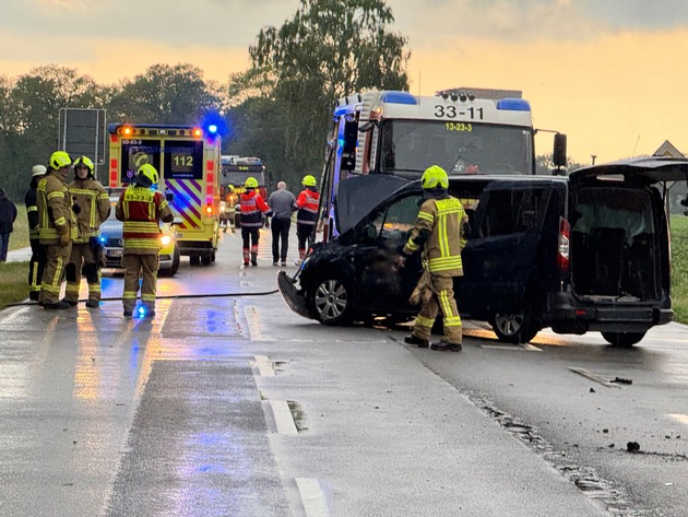 FW-OLL: Verkehrsunfall mit zwei Verletzten am Freitagabend in Westrittrum