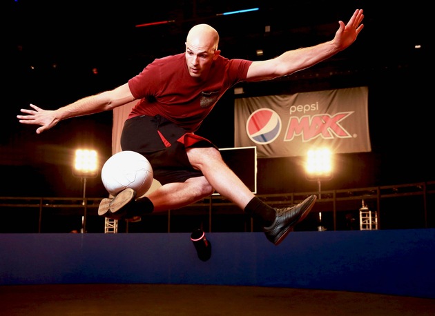 &quot;Volley 360&quot; Video: Pepsi MAX kickt den Fußball-Volley in neue Dimensionen