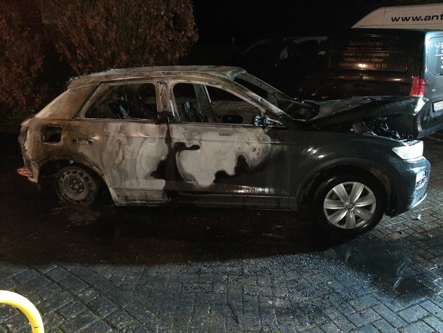 FW Lüchow-Dannenberg: 2 PKW brennen direkt am Wohnhaus - Feuerwehr verhindert ein Übergreifen der Flammen - beide Autos Totalschaden