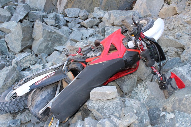 POL-PDKL: Motocross-Fahrer stürzt Klippe im Steinbruch herunter