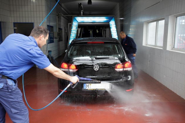 Auto waschen ohne Ärger: ADAC-Tipps rund um Waschanlagen und Co.