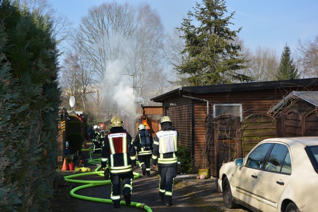 FW-MH: Brennendes Mobilheim auf dem Campingplatz am Entenfang