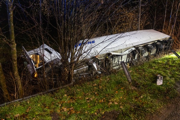 FW Porta Westfalica: 07.12.2025 - BAB2: LKW stürzt Böschung hinab / 2 Personen leichtverletzt