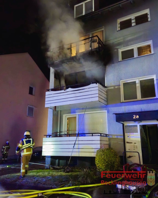 FW-RE: Wohnungsbrand mit Menschenrettung - Wohnung in Vollbrand - eine Person schwer verletzt
