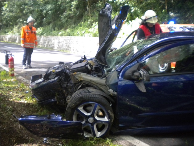 POL-HM: Junge Autofahrerin schwer verletzt