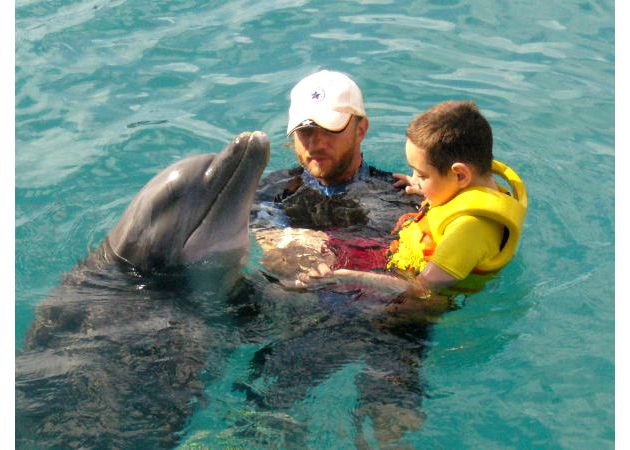 Letzte Hoffnung: Können Delphine dem neunjährigen Ellert Gräßle aus Berlin helfen?