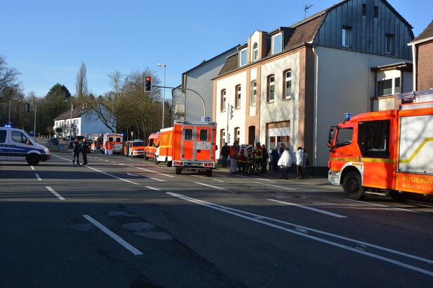 FW-MH: Brand in Zahnarztpraxis fordert sechs verletzte Personen.