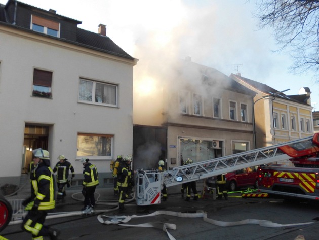 FW-AR: Feuerwehr verhindert Übergreifen eines Pkw-Brandes auf Wohnhaus in Neheim: Wehrleute bringen Bewohner in Sicherheit