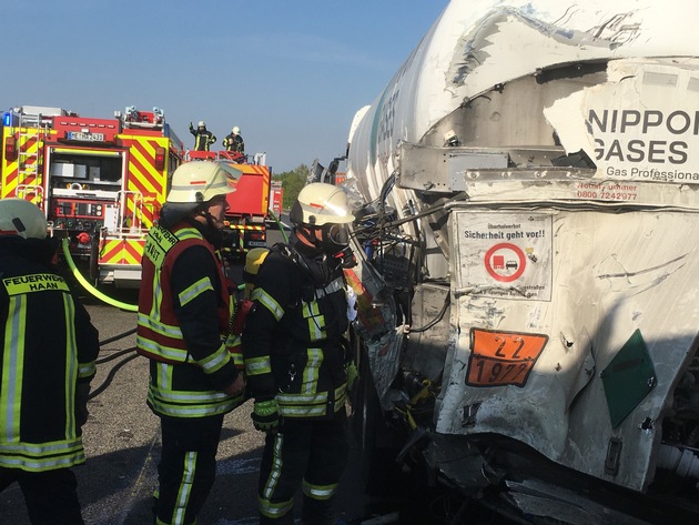 FW-HAAN: Stickstoff tritt bei Unfall auf der A 46 aus