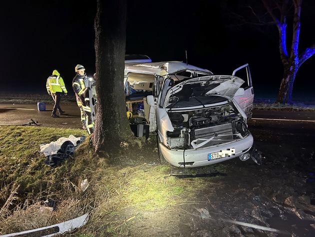 POL-STD: 27-jähriger VW-Busfahrer bei Unfall in der Gemarkung Bliedersdorf schwer verletzt, Unbekannte brechen Baucontainer in Stade auf