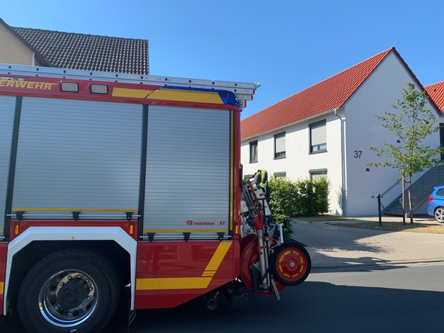 FF Bad Salzuflen: Mitarbeiter einer Einrichtung für Menschen mit Beeinträchtigungen bei Zimmerbrand verletzt / 16 Bewohner evakuiert. Feuerwehr ist mit 30 Einsatzkräften vor Ort