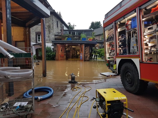 FW-HAAN: Starkregen lässt Feuerwehr im Dauereinsatz arbeiten
