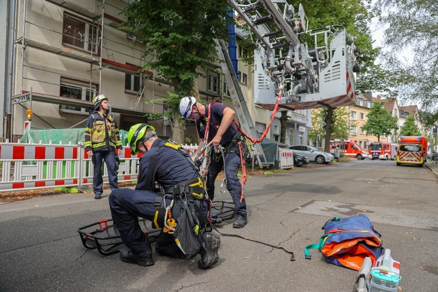 FW-E: Feuerwehreinsatz auf Baustelle: Verletzter Arbeiter sicher vom Dach gerettet