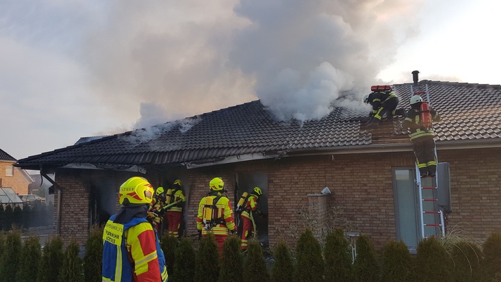 FW-RD: Hausbewohner bei Brand schwer verletzt In der Wohnsiedlung Kastanienhof, in Holtsee, kam es Heute (27.04.2020) zu einem Feuer bei dem eine Person schwer verletzt wurde.