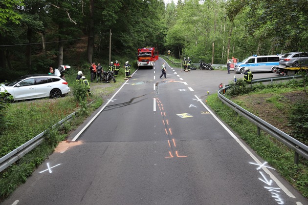 POL-GM: Zusammenstoß zwischen Pkw und Motorrad - Zwei Verletzte