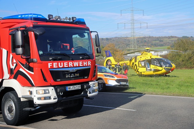 FW LK Neunkirchen: Tragischer Verkehrsunfall auf Rombachaufstieg - Drei Verletzte und eine Tote