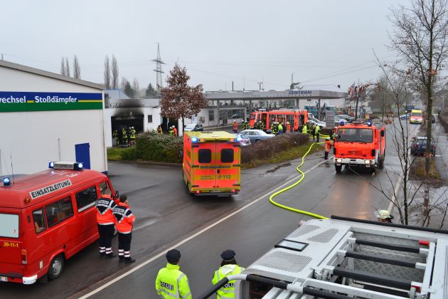 POL-HOL: Flammen schlagen aus Autogaswerkstatt   Großeinsatz der Rettungskräfte / 28-Jähriger leicht verletzt