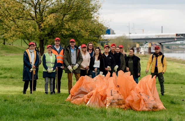 Bauhaus AG: Clean-up Day des BAUHAUS Service Center Deutschland / 50 fleißige Helfer befreien die Grünflächen entlang des Neckars von 200 kg Abfall