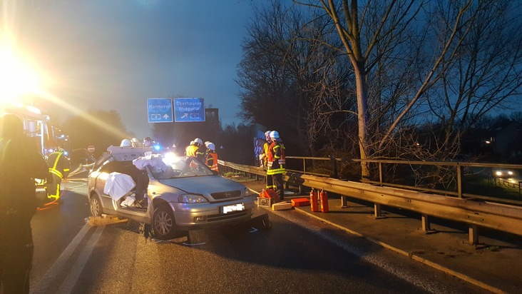 FW-RE: Schwerer Verkehrsunfall auf der BAB 2 - fünf Verletzte, zwei davon schwer verletzt