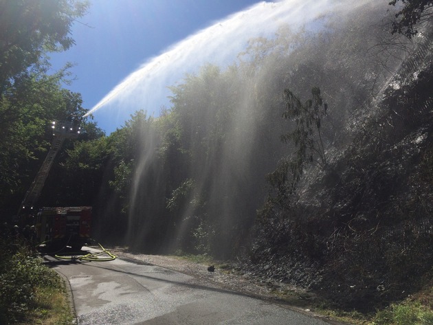 FW-EN: Flächenbrand beschäftigt 60 Einsatzkräfte der Feuerwehr Hattingen