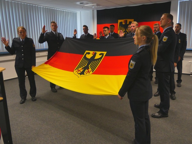 BPOL NRW: Hand in Hand - Über 70 neue Kolleginnen und Kollegen der Bundespolizei in der Landeshauptstadt Düsseldorf vereidigt