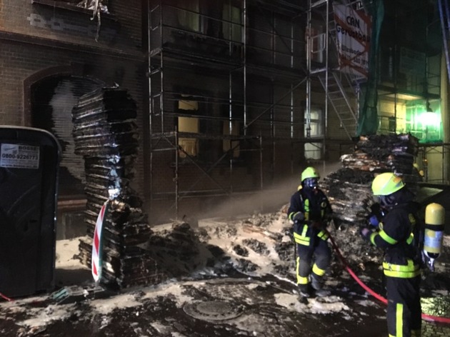 FW-F: Brennende Baumaterialien vor einem Wohngebäude in Höchst verursachen hohen Sachschaden.