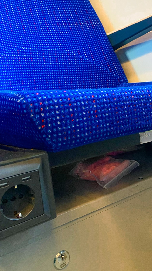HZA-OL: ZOLL: Über 200 Ecstasy-Pillen unter dem Sitz in der Bahn