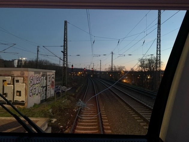 BPOL NRW: Unbekannte werfen Pflastersteine von Bahnbrücke - Frontscheibe vom RRX zerstört - Bundespolizei bittet um Hinweise!