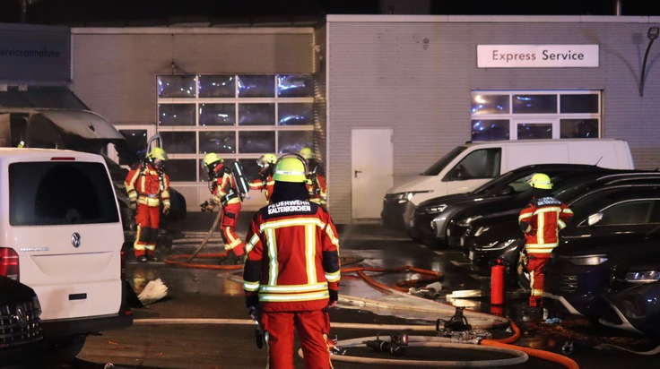 FW-SE: Feuer zweier PKW sowie einem Transporter an einem Autohaus in Kaltenkirchen
