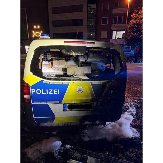 BPOL NRW: Feuer am Streifenwagen der Bundespolizei - Ermittlungen laufen