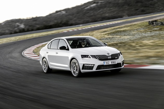 Stärkster und schnellster SKODA OCTAVIA RS im neuen Look ab sofort bestellbar (FOTO)