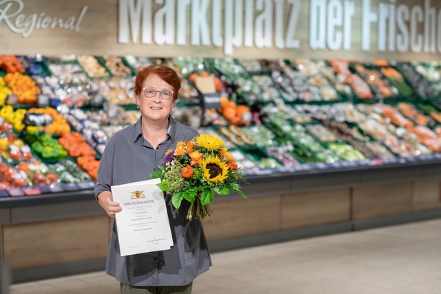 Presse-Information: Mitarbeiterin für 40 Jahre Betriebszugehörigkeit geehrt