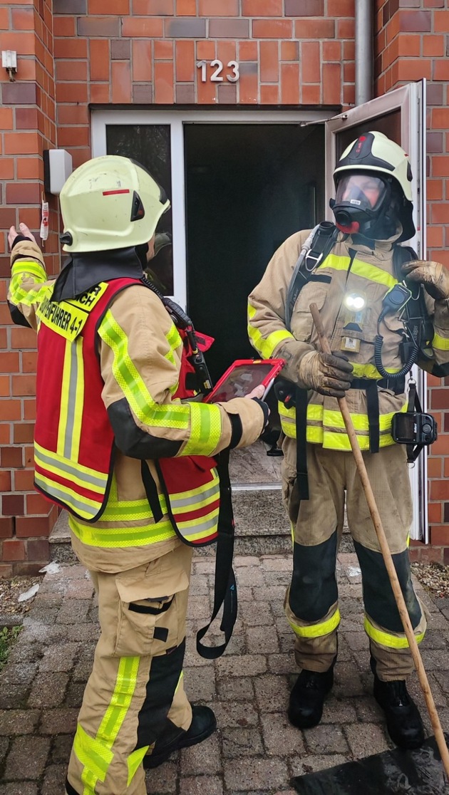 FW Grevenbroich: 30 Personen bei Kellerbrand aus Wohnhaus in Grevenbroich gerettet / Vollalarm f&uuml;r die Feuerwehr - Zweiter Brand im Haus binnen elf Tagen
