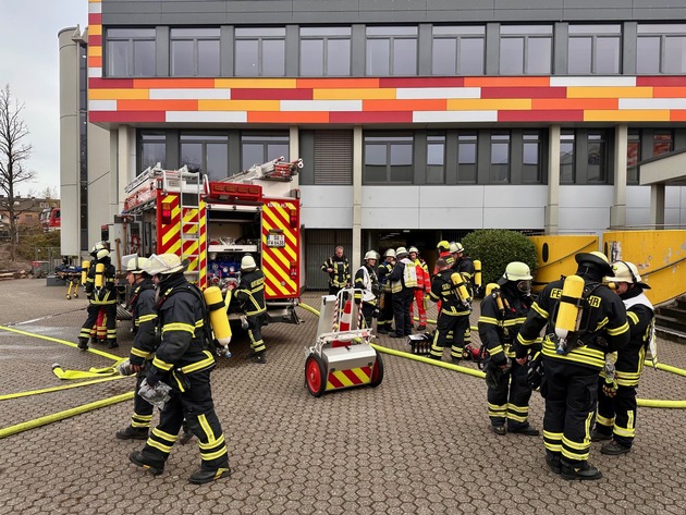 FW Königswinter: Kellerbrand mit starker Verrauchung im Gymnasium Oberpleis entpuppt sich als brennende Türklinken an der Zugangstür zum Heizungskeller.