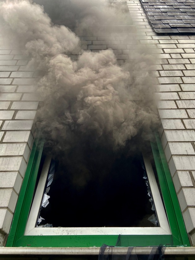 FW-EN: Ausgedehnter Wohnungsbrand in einem Mehrfamilienhaus - Feuerwehr rettet fünf Personen und verhindert Brandausbreitung