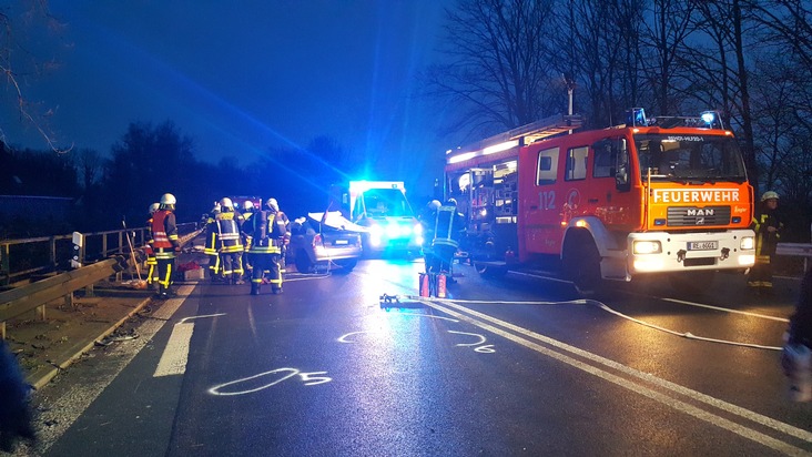 FW-RE: Schwerer Verkehrsunfall auf der BAB 2 - fünf Verletzte, zwei davon schwer verletzt