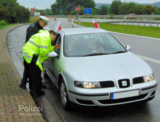 POL-PPWP: A6/Parkplatz &quot;Am Glan&quot;: Fußballfans kontrolliert