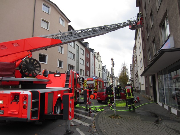 FW-MH: Zimmerbrand in einem Mehrfamilienhaus an der Oberstraße