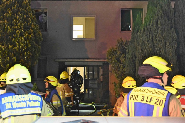 FW Pulheim: Feuer in Obdachlosenunterkunft