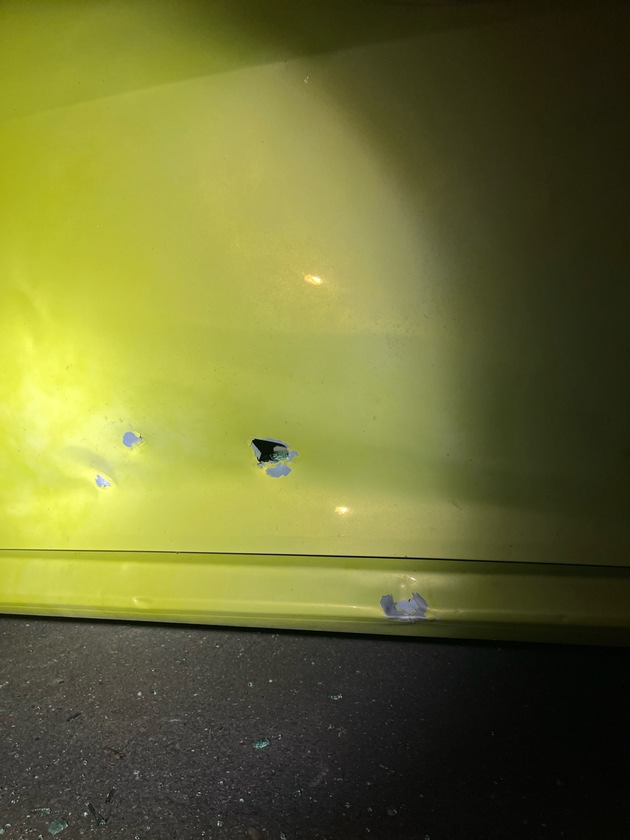 POL-NE: Fahrzeug durch Sprengkörper beschädigt