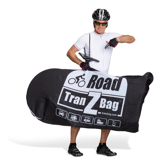 Record mondial venu de Suisse / Le sac de transport de vélo pliable TranZbag ROAD trouve place dans le maillot de cyclisme