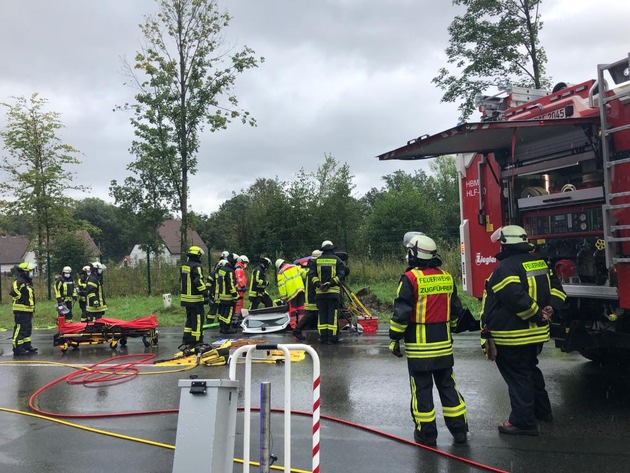 FW Horn-Bad Meinberg: Erneuter Verkehrsunfall mit eingeklemmter Person - 1 Person aus PKW befreit