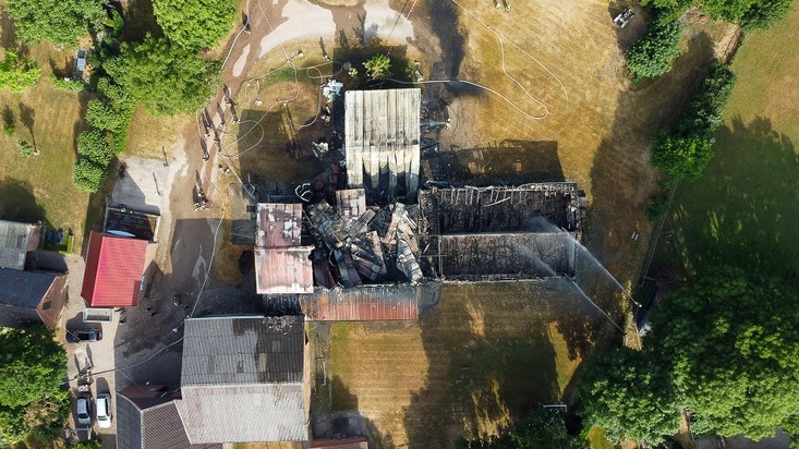 FW-SE: Feuer zerstört landwirtschaftliches Gebäude