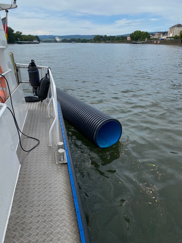 POL-HPE: Kunststoffrohre in Rhein gesp&uuml;lt