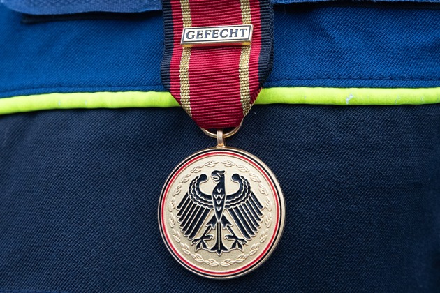 Besatzung der Korvette Ludwigshafen am Rhein mit Gefechtsmedaille geehrt