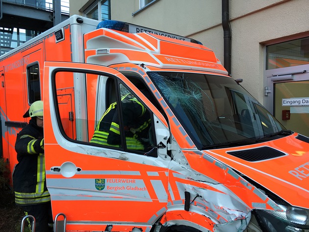 FW-GL: Rettungswagen der Feuerwehr Bergisch Gladbach im Einsatz entwendet