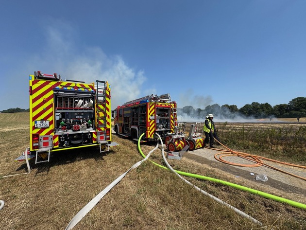 FW-Erkrath: Feuerwehr Erkrath bekämpft Flächenbrand von rund 9.000 m²