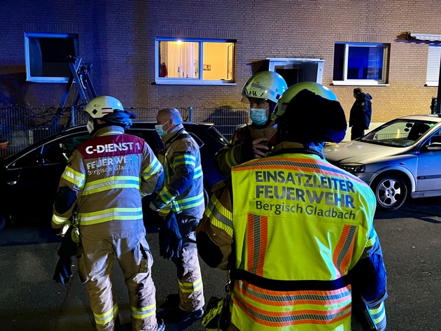 FW-GL: Vier Verletzte nach Kohlenmonoxid-Austritt in Mehrfamilienhaus im Stadtteil Heidkamp von Bergisch Gladbach